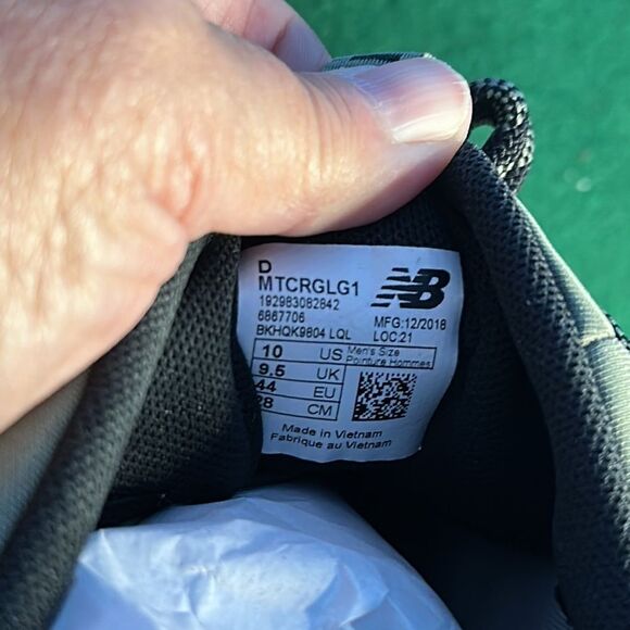 New Balance Men’s Trail Running Shoes Size 10 Gray Red Athletic Sneakers - Picture 7 of 7